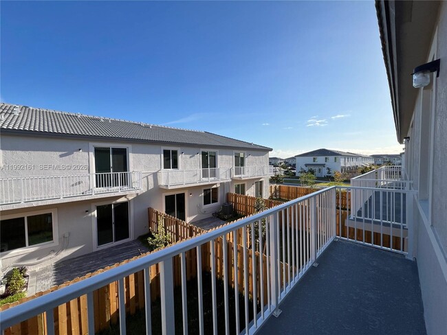 Building Photo - 680 SE 13th Ct