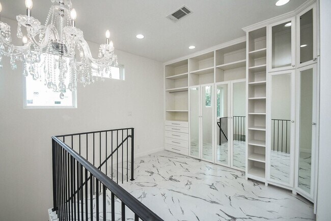 Building Photo - 422 Mignon Ln