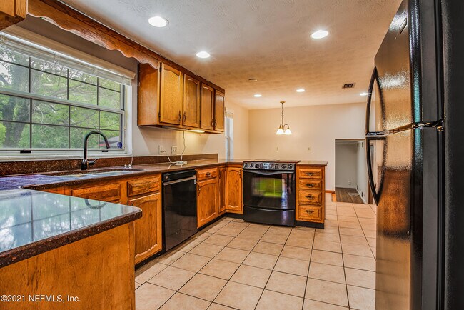 Building Photo - 2027 Courtney Dr