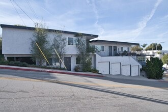Building Photo - Remodeled 1 Bed/1 Bath in Manhattan Beach with City & Mountain Views — Garage + W/T Included