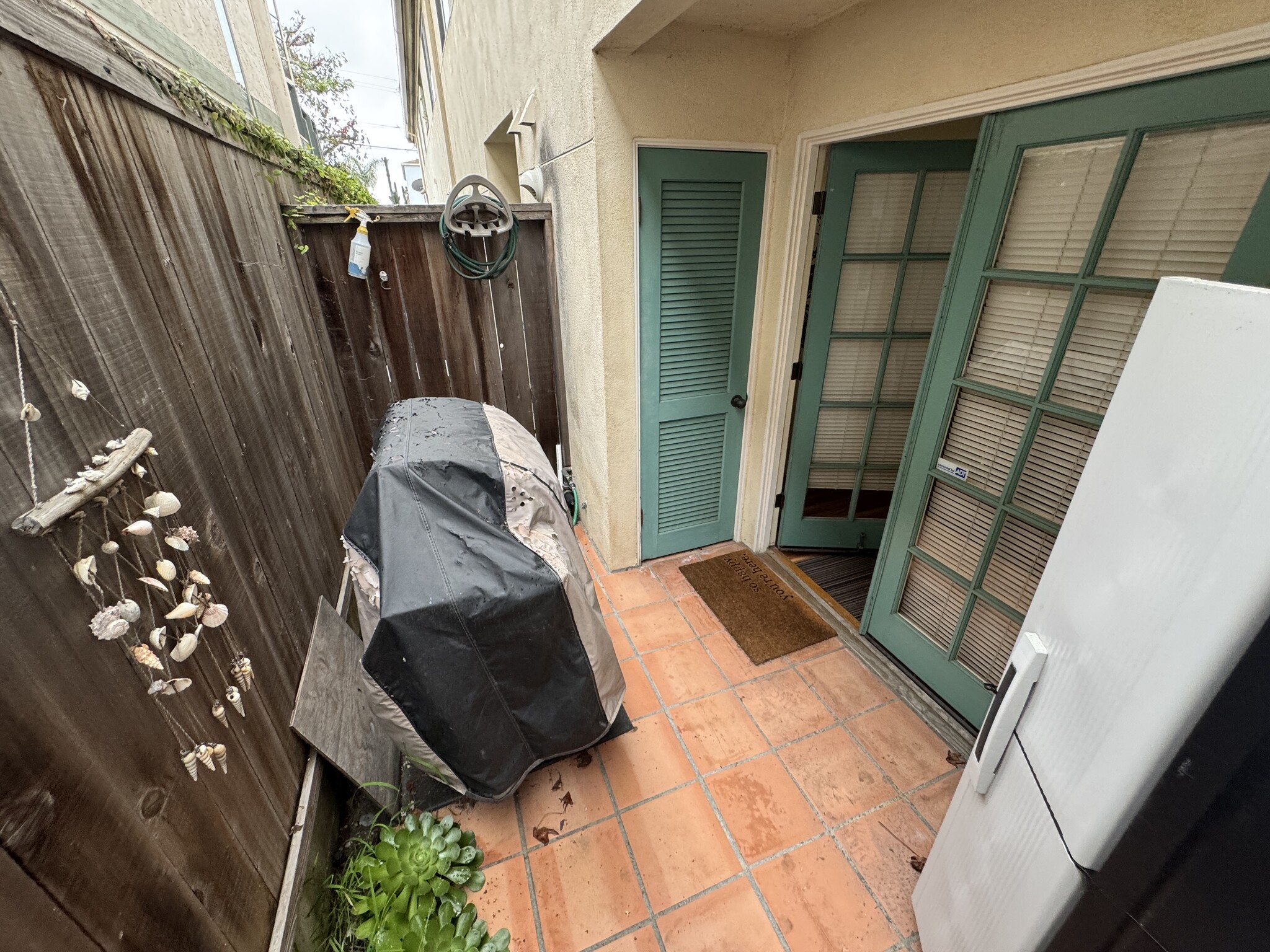 Side patio with BBQ - 1139 Thomas Ave