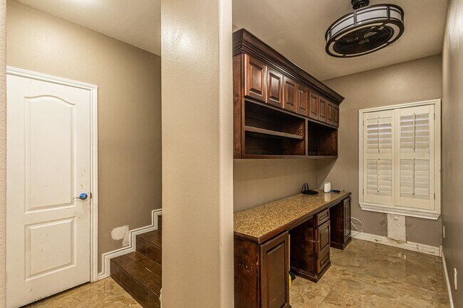 Building Photo - 527 Acacia St