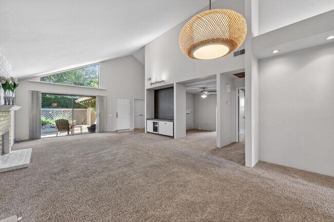 Building Photo - Gold River 2 Bedroom / Den, 2 Bathroom 1,600 Sqft. with Pool and Clubhouse For Lease.