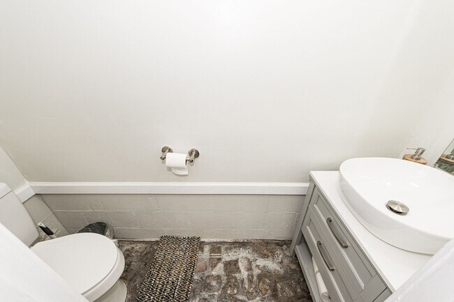 Building Photo - 3 BD 2.5 Bath Charming Home