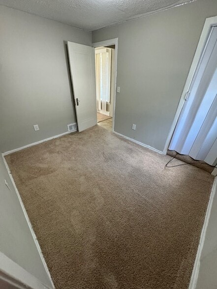 Building Photo - 10012 Robinson Ave