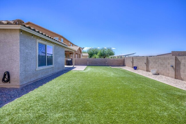 Building Photo - Welcome to this charming 3 bedroom, 2 bath...