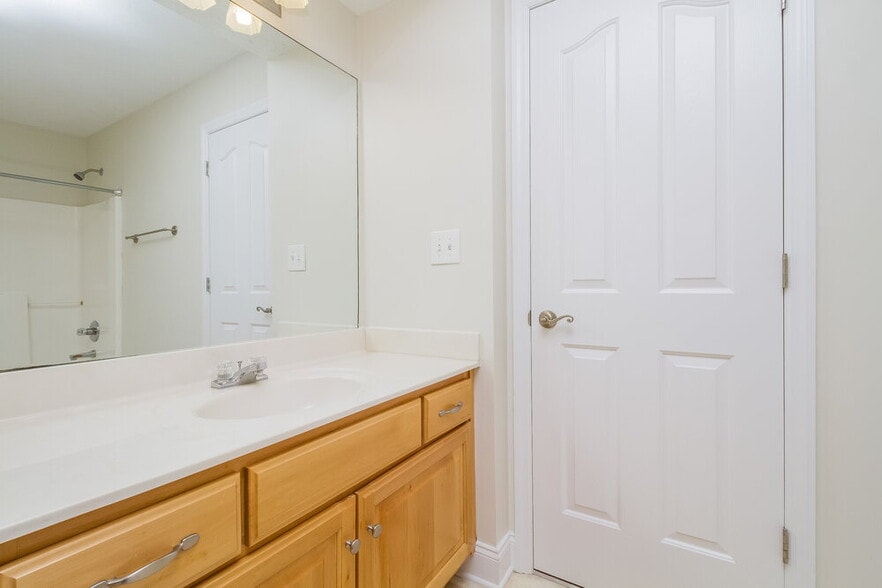 Building Photo - 3011 Overhill Ct