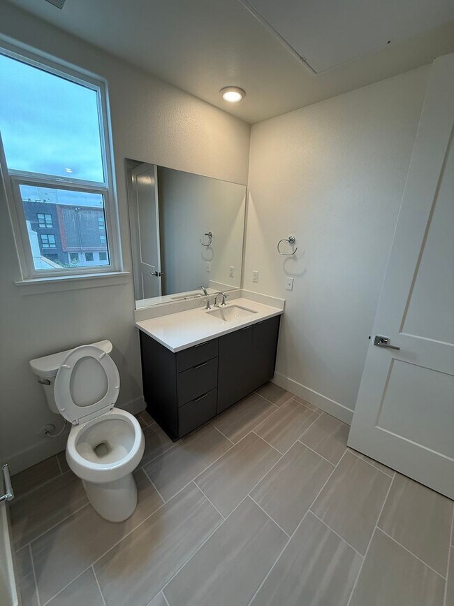 Building Photo - $4,800 / 3 BR – LUXURY TOP-FLOOR UNIT IN WARM SPRINGS WITH RESORT-STYLE AMENITIES