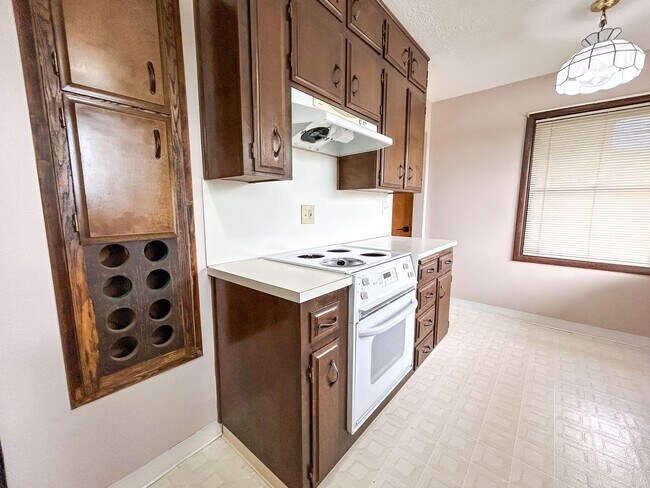 Building Photo - 1550 Corina Dr SE