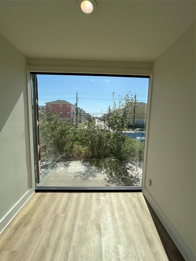 Building Photo - 820 51st St
