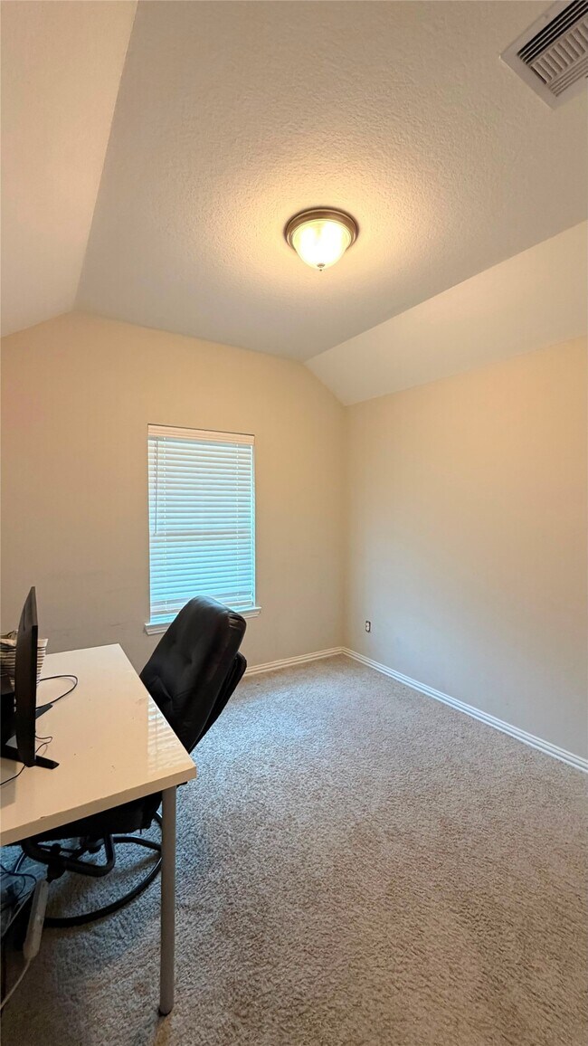 Building Photo - 25112 Slow Pnes Dr