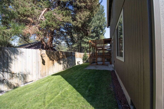 Building Photo - A BEND HOME FOR PEOPLE AND PETS!