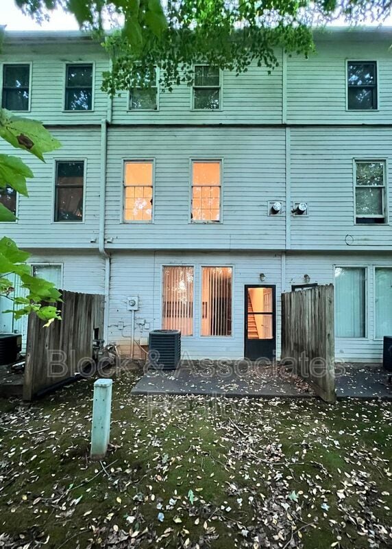 Building Photo - 1419 King Charles Dr