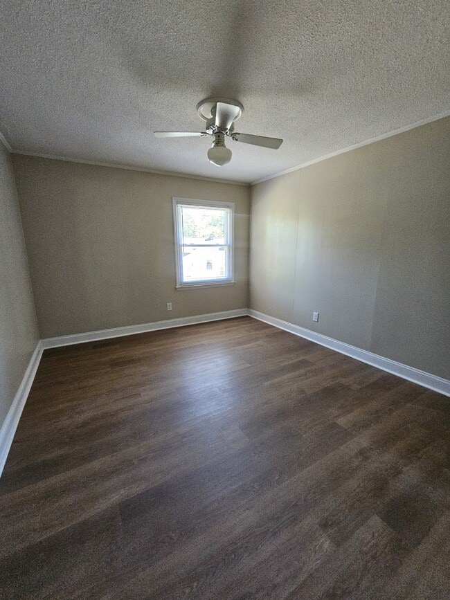 Building Photo - 718 E Maple Ave