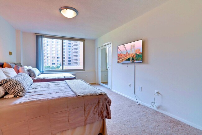 Building Photo - 1600 S Eads St