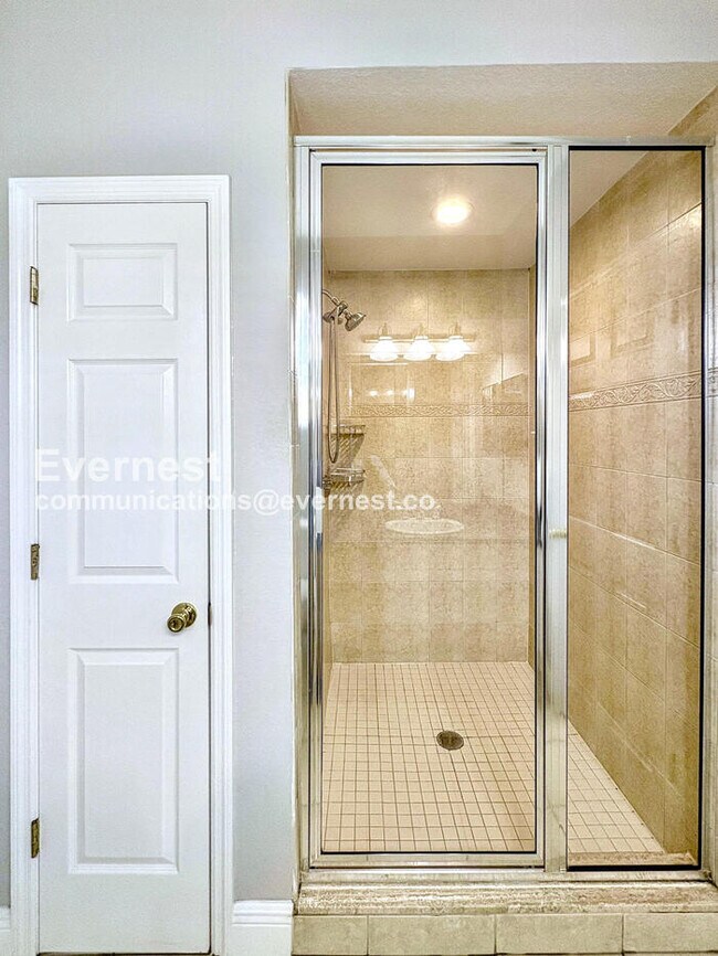 Building Photo - 3 Bed, 2.5 Bath Home with 2-Car Garage and In-Unit Laundry | Water Included!