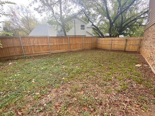 Building Photo - Beautiful 3 bedroom townhome! Master downstairs Large living room, wet bar, Garage! Coming soon i...