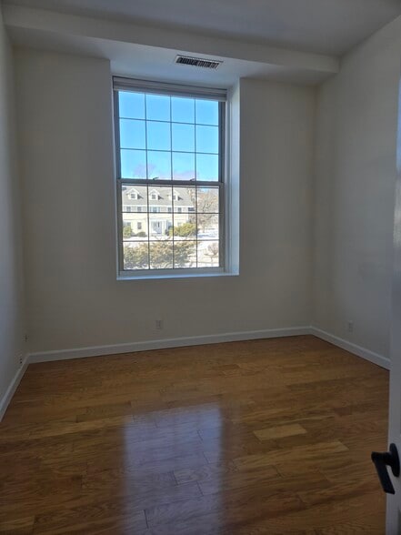 Guest bedroom - 64 Forest St