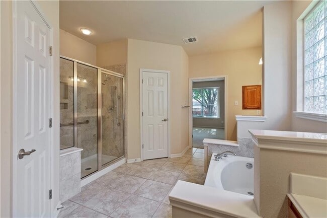 Building Photo - 2405 Speidel Dr