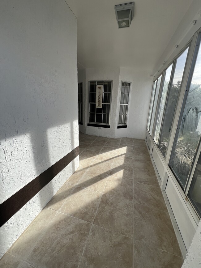 Building Photo - 667 Lake Dexter Cir