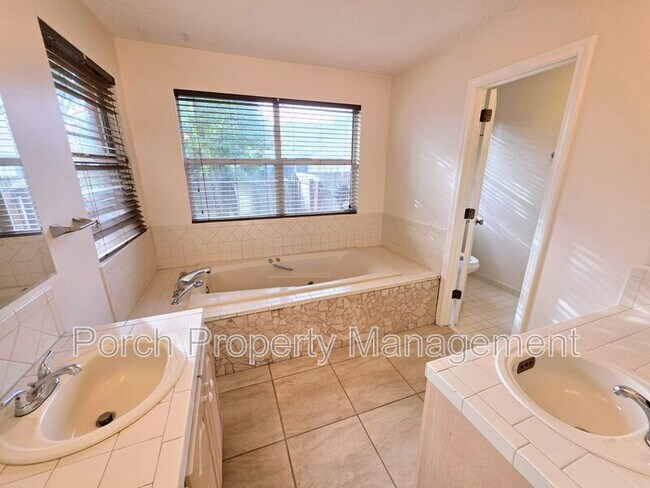 Building Photo - 303 Shoreline Dr