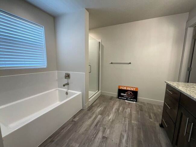 Building Photo - 2 bedroom 2 1/2 bath townhouse