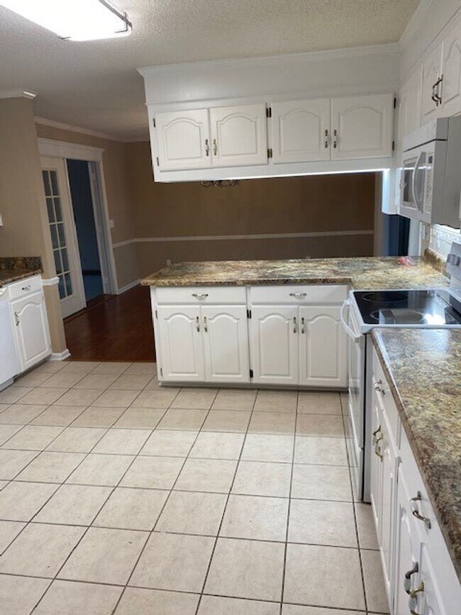 Building Photo - 4712 Lakeview Estates Dr