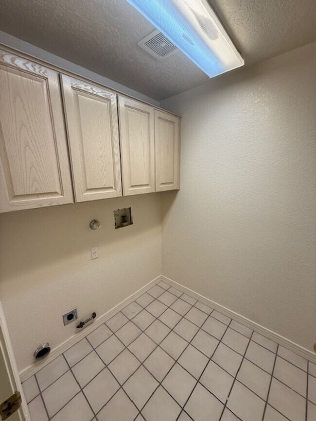 Building Photo - Charming and functional 3-Bedroom 2-Bath near Kirtland Air force base