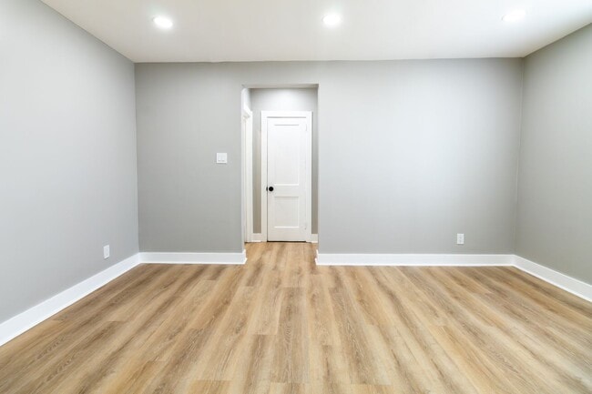 Building Photo - 5548 Woodland Ave