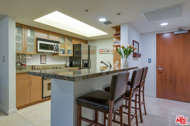 Building Photo - 13700 Marina Pointe Dr