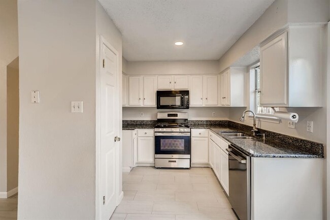 Building Photo - 711 Decker Prairie Dr