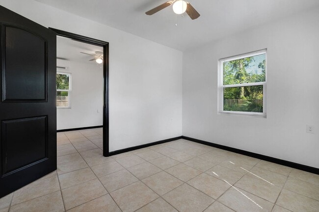 Building Photo - Convenient & Comfortable 1/1 – Updated and...
