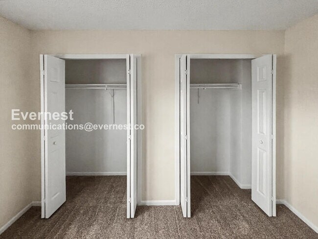 Building Photo - 5 Bed, 2.5 Bath Home with Fenced Yard & Garage / Available Soon!