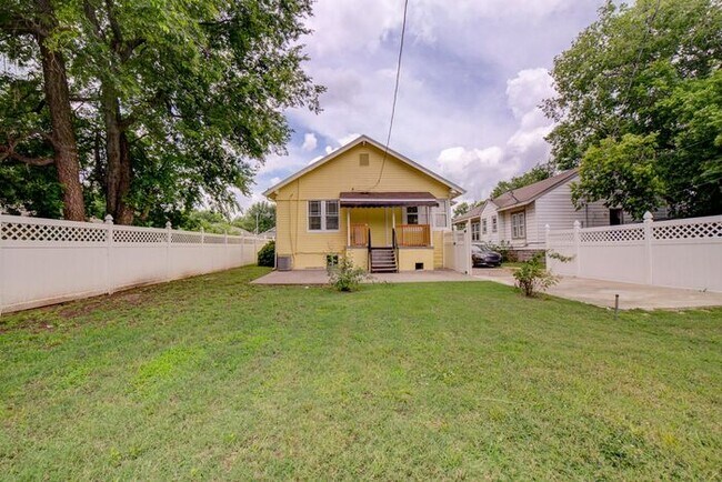 Building Photo - 2/1 Bright and Cheery Home Right Off Downtown!