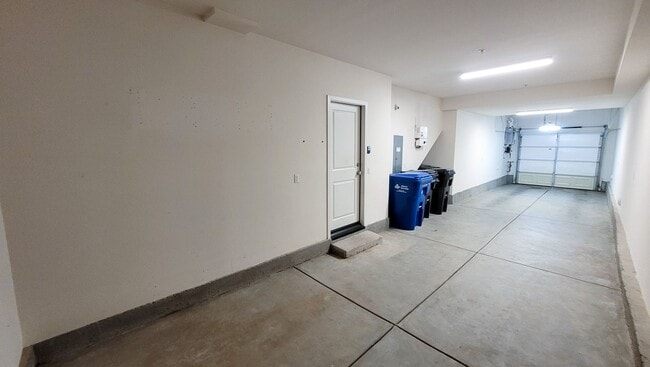 Building Photo - $1000 OFF MOVE IN COST on this Gorgeous Three Story 3 Bed 3 Bath Townhouse