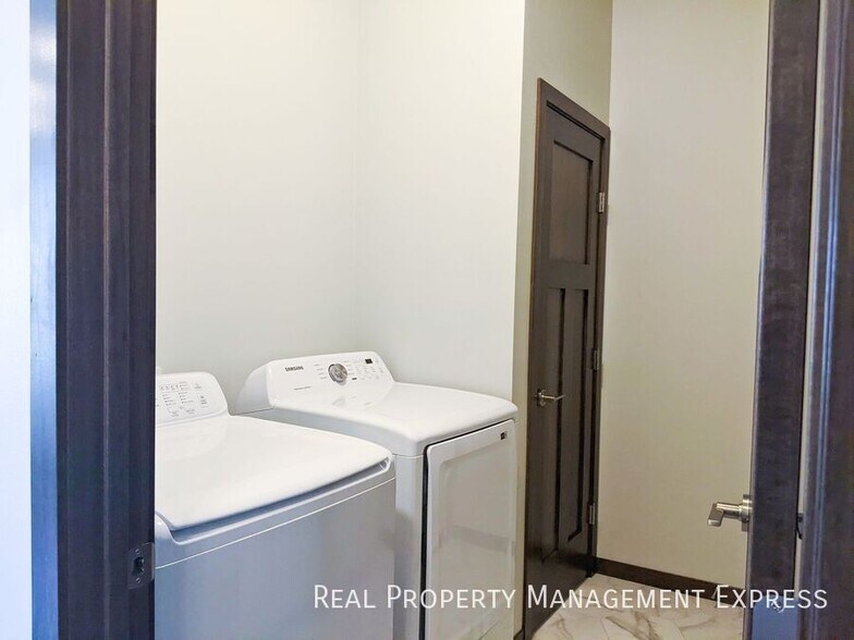 Building Photo - 2 Bedroom 2 Bathroom Townhome w/ Attached Garage