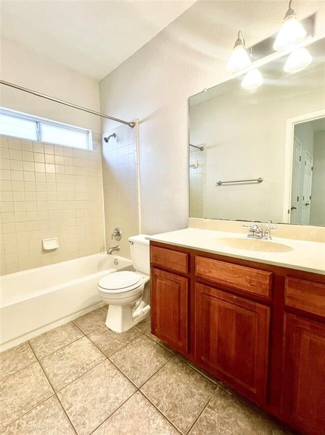 Building Photo - Spacious 4 Bed, 2.5 Bath. Perfect size and...