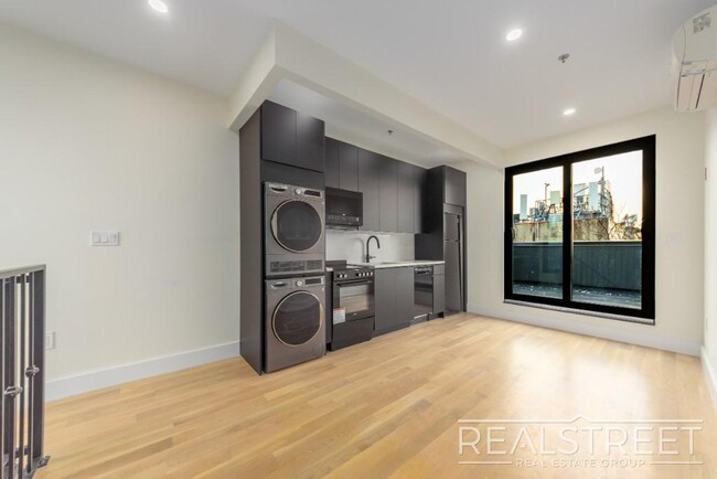 Building Photo - Stunning Brand new PH 1 Bed with Private R...