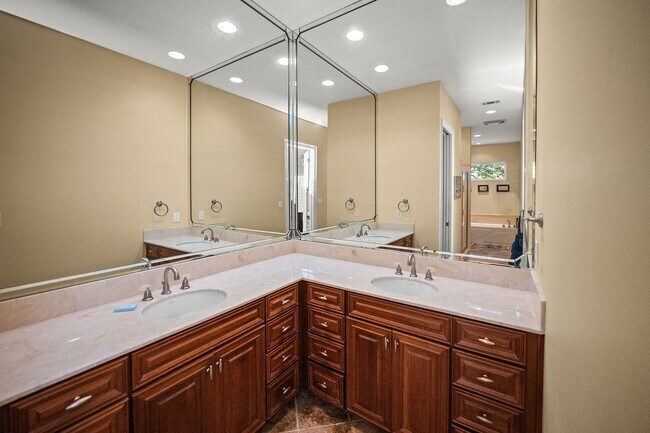 Building Photo - 632 Magnolia Cir