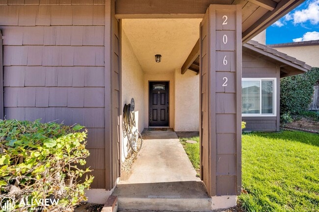 Building Photo - Gated Cimarron 3 Bed/ 2 Bath Home with Garage & Community Amenities