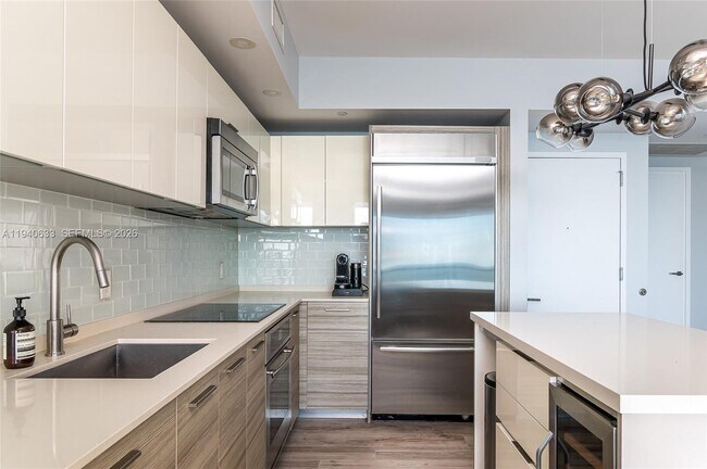 Building Photo - 1300 Brickell Bay Dr