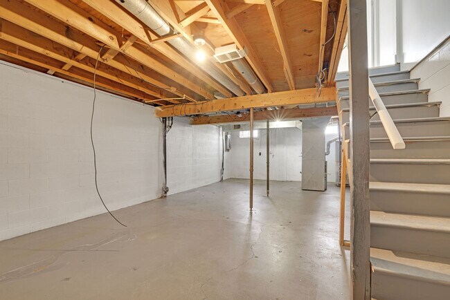 Building Photo - 4050 Carlton Ave