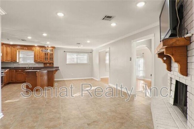 Building Photo - 4421 Lakewood Dr