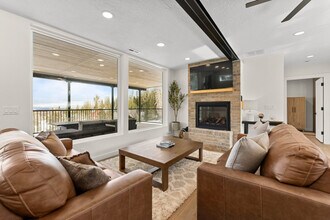 Building Photo - 220 Circle Dr