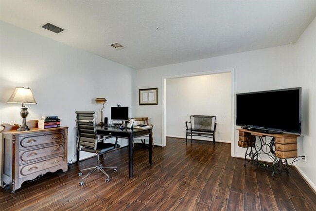 Building Photo - 9738 Derrik Dr