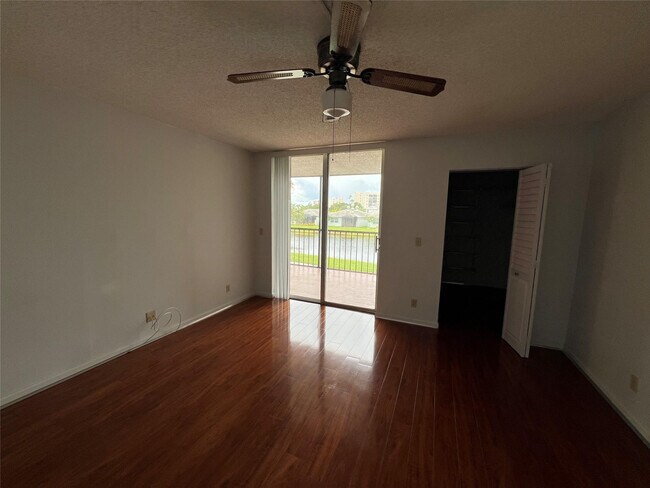 Building Photo - 14747 Cumberland Dr