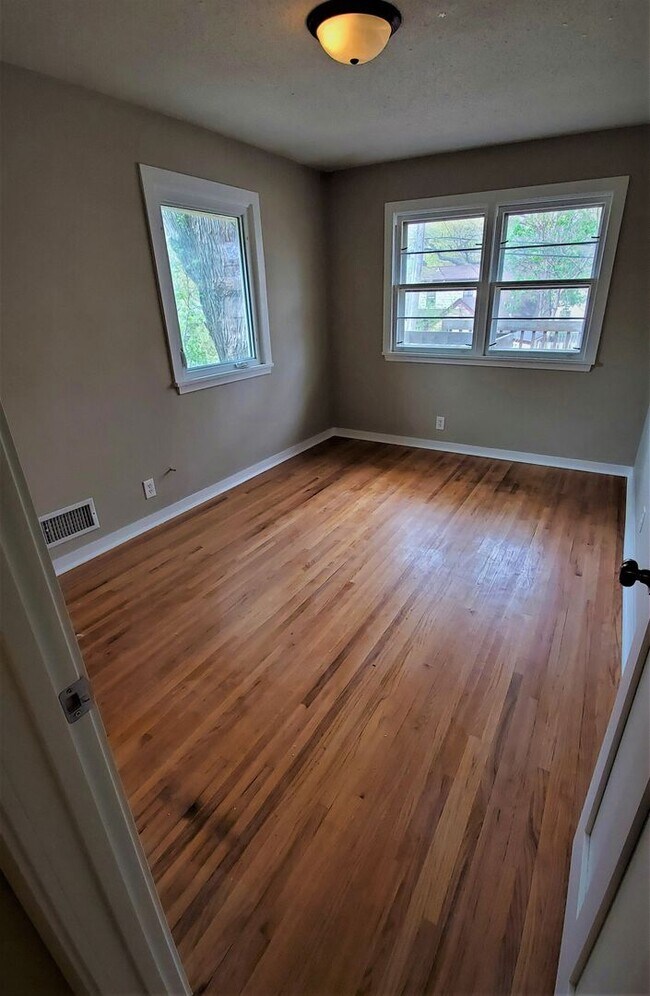 Building Photo - Updated 4 BR / 3 BA SFH w/ Hdwd Flrs, Sunny Porch, 2-car Garage in Robbinsdale!