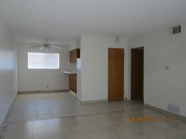 Building Photo - 2 br, 1 bath House - 4314 UNIVERSITY AVE #8