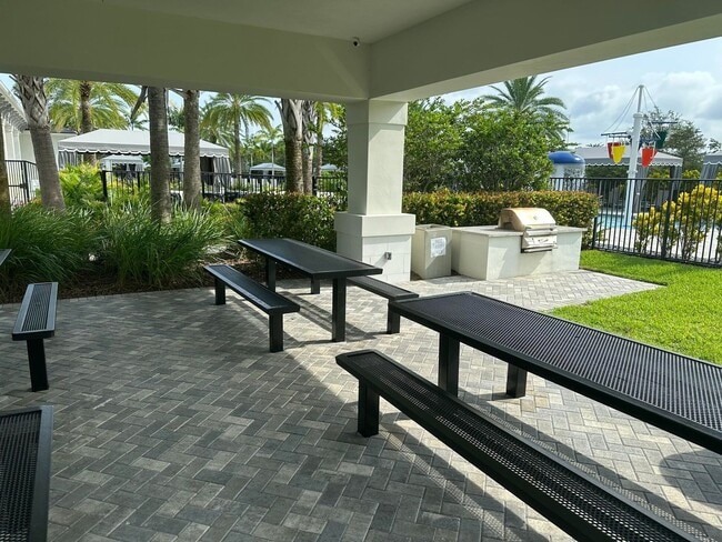 Building Photo - 15377 Green River Ct