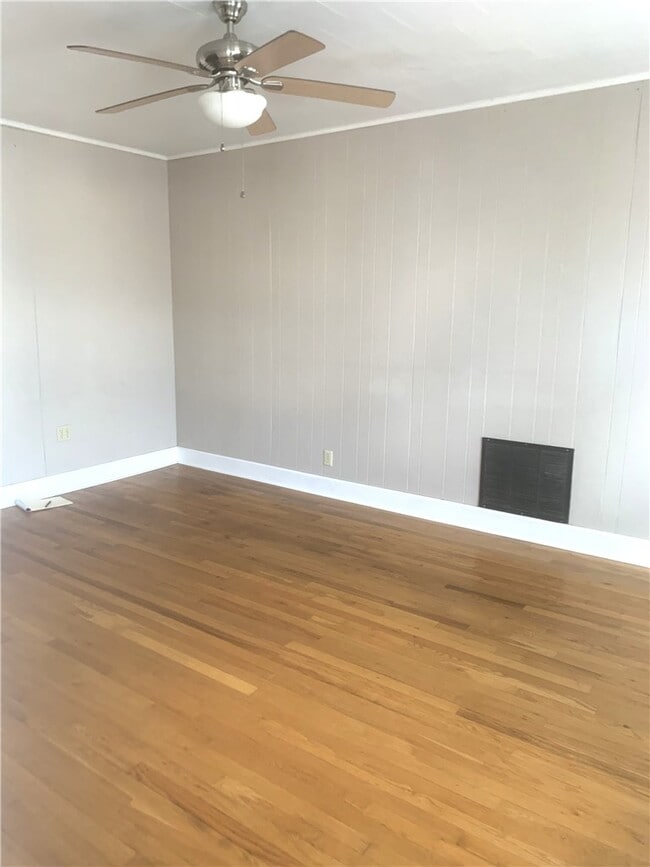 Building Photo - 219 W Main St